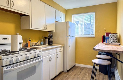 Mount Oliver Apartment | Sleeps 8! 2 Full Apartment, 5 Beds, Parking + WIFI