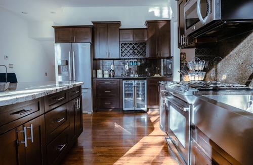 Southmoreland House | Sleeps 8, 7 Queen Beds, Centrally Located, Near Downtown KC & County Club Plaza