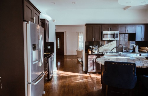 Southmoreland House | Sleeps 8, 7 Queen Beds, Centrally Located, Near Downtown KC & County Club Plaza