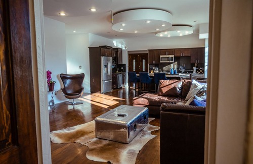 Southmoreland House | Sleeps 8, 7 Queen Beds, Centrally Located, Near Downtown KC & County Club Plaza