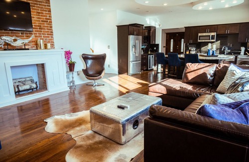 Southmoreland House | Sleeps 8, 7 Queen Beds, Centrally Located, Near Downtown KC & County Club Plaza