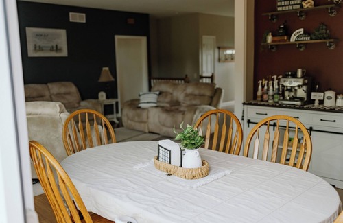 Greenville Cabin | Sleeps 8, country stay, peaceful, pond