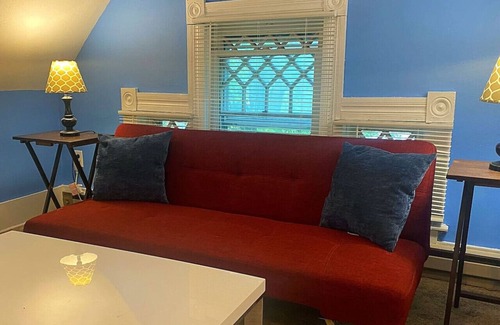 New Castle Condo | Sleeps 8! Cozy 2br Apartment in Triplex + WIFI!