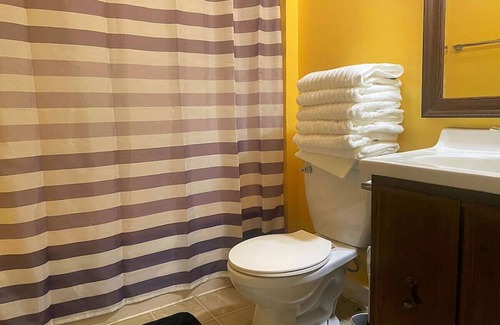 New Castle Condo | Sleeps 8! Cozy 2br Apartment in Triplex + WIFI!