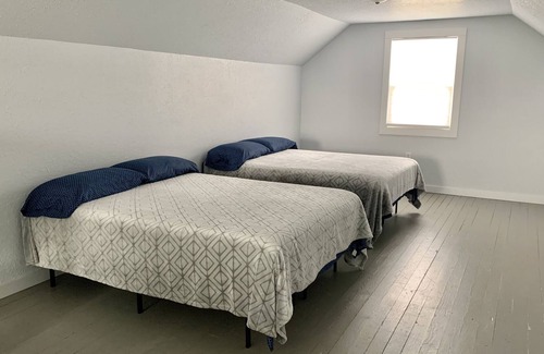 Columbia City House | Sleeps 8 People, 3 Bedroom 2 Bathroom House Columbia City