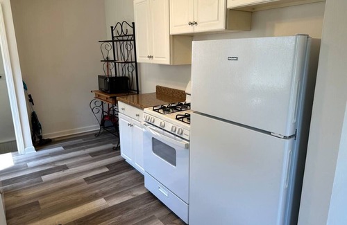 Boardman House | Sleeps 8, YSU, Fairgrounds, Wi-Fi, EV1, Remote