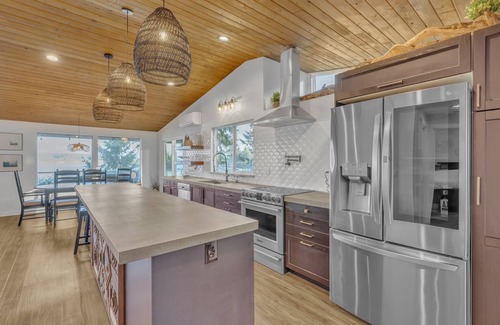Longbranch House | Sleeps 9, Family, dog friendly, waterfront beach house.