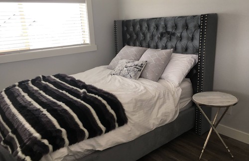 Central Okanagan Villa | Sleeps max 8 Partial View of the Okanagan lake, Kelowna BC