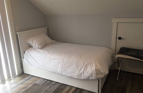 Central Okanagan Villa | Sleeps max 8 Partial View of the Okanagan lake, Kelowna BC