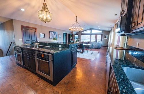 Pateros House | Sleeps up to 12! 4BD, 3BA Riverfront Guesthouse, Mountain & River Views!