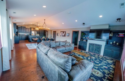 Pateros House | Sleeps up to 12! 4BD, 3BA Riverfront Guesthouse, Mountain & River Views!