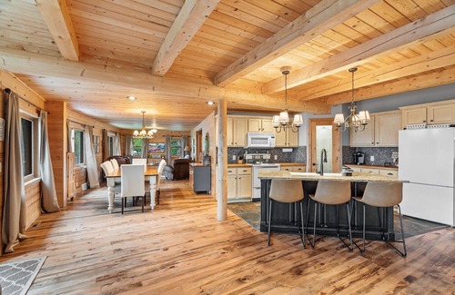 Motley Cabin | Sleeps up to 14. Stunning and spacious log cabin within 30 min of Brainerd.