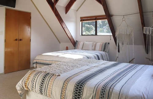 Whitby House | Sleeps up to 16 guests!