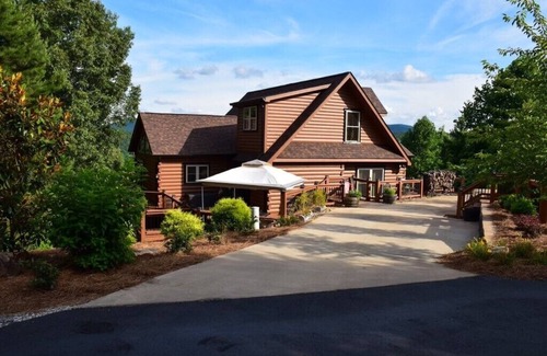 Helen Cabin | 🌄Sleeps up to 16 🌄 Pristine Mountain Views from Downtown Helen ⛰️