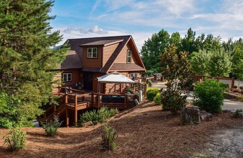 Helen Cabin | 🌄Sleeps up to 16 🌄 Pristine Mountain Views from Downtown Helen ⛰️