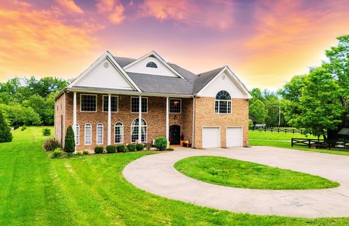 Frankfort House | Sleeps18~7500SqFt~Bourbon Trial~Creek~Sauna~Hot Tub~Themed Spaces~Luxe Amenities