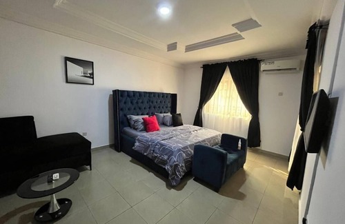 Lagos House | Sleeps6- WiFi- SmartTV- w/d