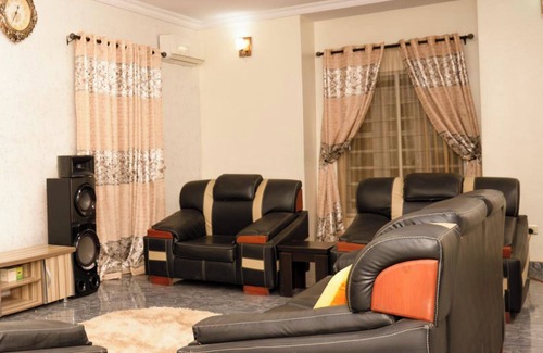 Ojodu House | Sleeps8-Parking-Jacuzzi-WiFi-AirCon