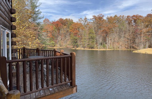 Beattyville Cabin | Sleepy Bear: Luxe cabin, private lake, hottub, caves, fast WiFi @ BearTrackLake