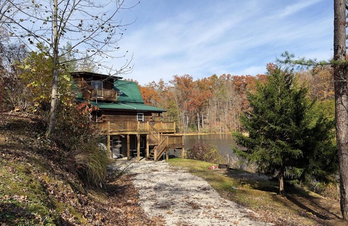 Beattyville Cabin | Sleepy Bear: Luxe cabin, private lake, hottub, caves, fast WiFi @ BearTrackLake