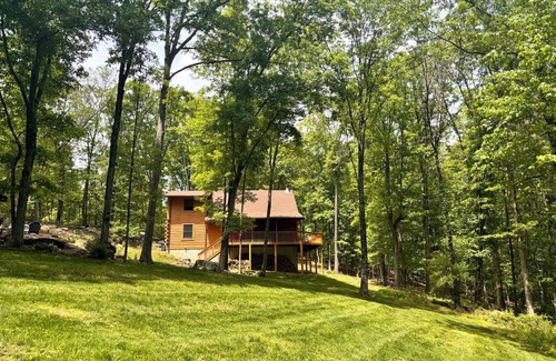 Berkeley Springs Cabin | Sleepy Creek Cabin-High Speed Internet, Firepit, Screened in Porch