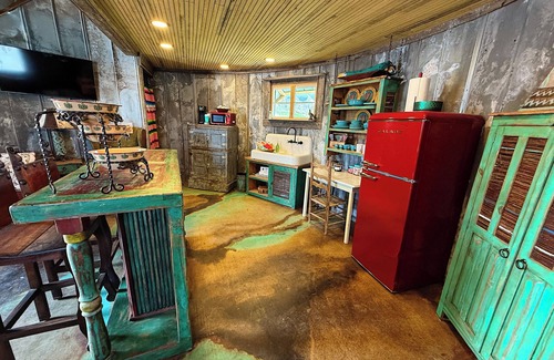 Hamilton House | Sleepy Eye Inn – Rustic Silo Retreat in the Heart of Hamilton, TX
