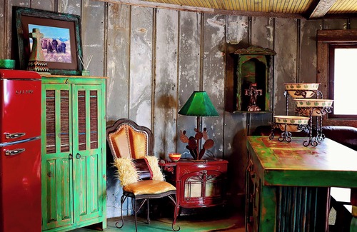 Hamilton House | Sleepy Eye Inn – Rustic Silo Retreat in the Heart of Hamilton, TX