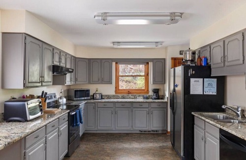 Luray Cabin | Sleepy Hollow 5BR Cabin - National Park, Hot Tub