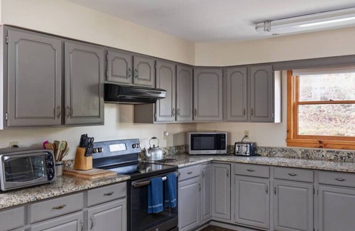Luray Cabin | Sleepy Hollow 5BR Cabin - National Park, Hot Tub
