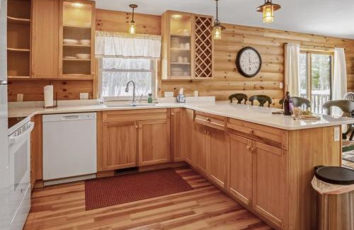 Sister Bay House | Sleepy Moose - New! Log Cabin in Sister Bay, Dogs and Near Beach