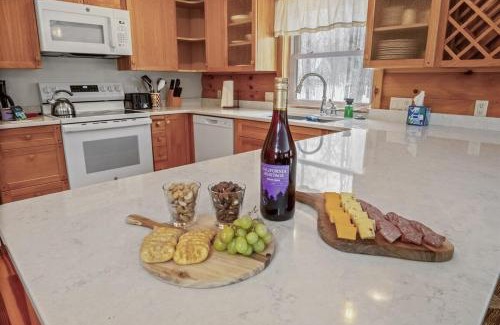 Sister Bay House | Sleepy Moose - New! Log Cabin in Sister Bay, Dogs and Near Beach