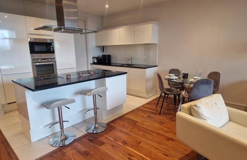 Cork Apartment | Slick & Stylish - Large 1Bd in Heart of Cork City