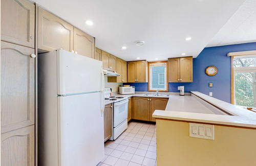 The Blue Mountains Condo | Slopeside, Blue Mountain getaway with fireplace & small deck