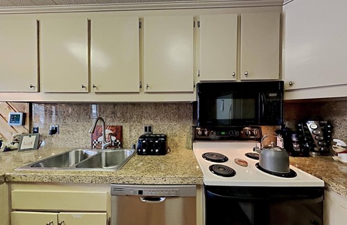 Mammoth Lakes Condo | Slopeside Comfy 2-Bedroom Home with 3 Spas! (Unit 512 at 1849) by RedAwning