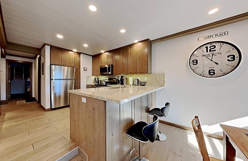Mammoth Lakes Condo | Slopeside Remodeled 2 Bedroom Condo with Amazing Views! (Unit 522 at 1849) by RedAwning