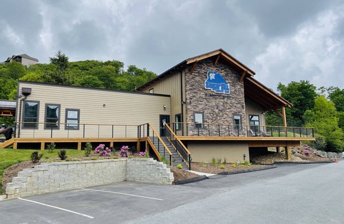 Sugar Mountain Apartment | Slopeside ski in/out