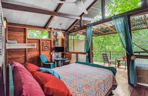 Chiguata Apartment | Sloth Romantic Treehouse with plunge pool