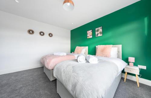 Langley Marish Apartment | Slough 3BR Home, Sleeps 4, Contractor-Friendly, Near M25, Free Parking