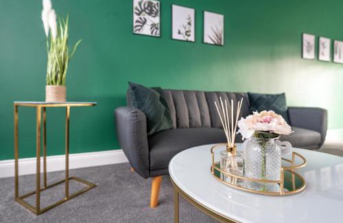 Langley Marish Apartment | Slough 3BR Home, Sleeps 4, Contractor-Friendly, Near M25, Free Parking