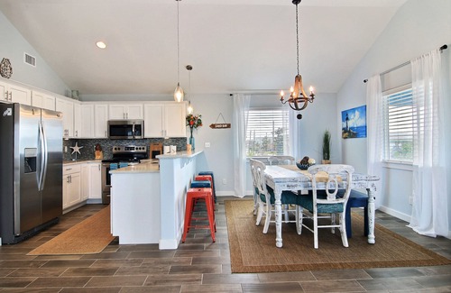 Port Aransas House | Slow M'Ocean- Close to EVERYTHING, PRIVATE HEATED Pool & 6 passenger Golf Cart!