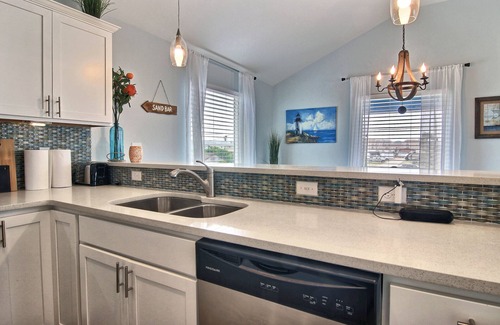 Port Aransas House | Slow M'Ocean- Close to EVERYTHING, PRIVATE HEATED Pool & 6 passenger Golf Cart!