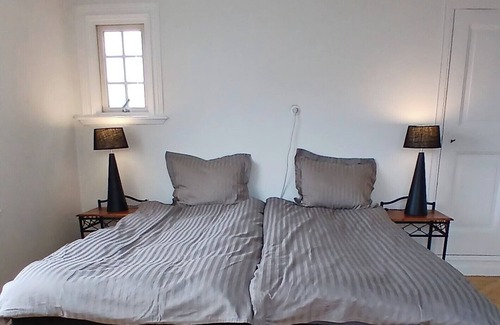 Smogen Hotel | Smögen large rooms, on lovely Stenrös.