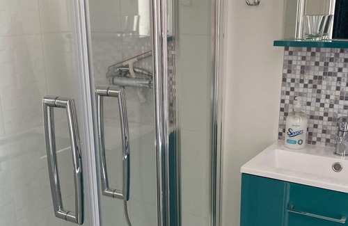 Bagnoles-de-l'Orne Bed & Breakfast | Small bedroom with shower, WC on landing