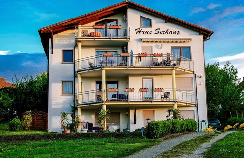 Immenstaad am Bodensee Apartment | Small double room with lake view from the balcony