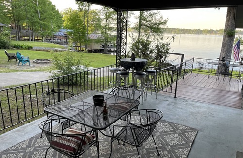 Farmerville House | Small Families and Fishermen welcome! Boat ramp/fire pit/kayaks.