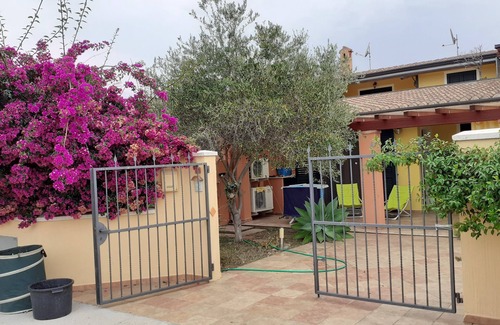 Torre di Bari House | Small house with enclosed garden 400m walk from the beach