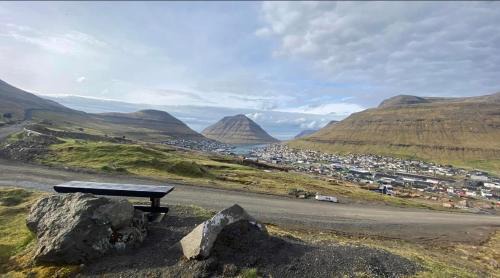 Klaksvik Apartment | Small renovated boathouse down by the sea