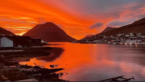 Klaksvik Apartment | Small renovated boathouse down by the sea