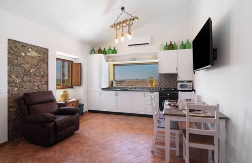 Espirito Santo Apartment | 'Small' Room with Mountain View, Wi-Fi and Air Conditioning