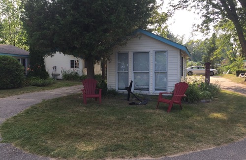 Applegate Cottage | Small Space with BIG Lake View